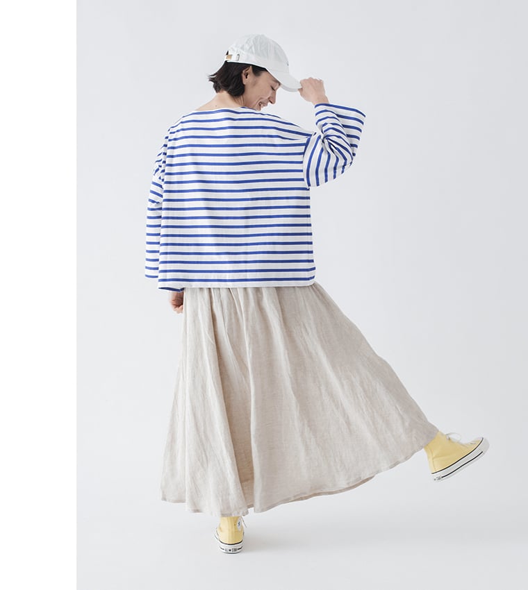 ボーダーTシャツ(ブルー)着用した全身バックシルエット