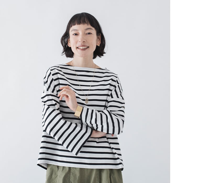 ボーダーTシャツ(ブラック)着用した上半身寄り前カット