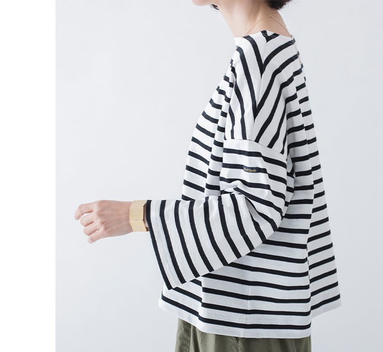 ボーダーTシャツ(ブラック)着用した上半身寄り横カット