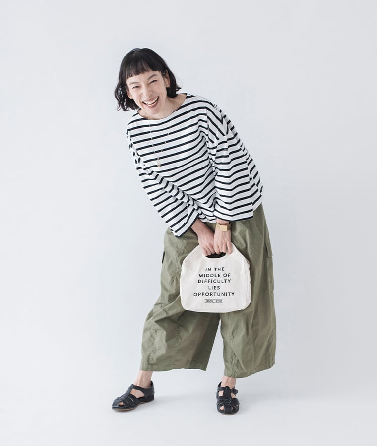 ボーダーTシャツ(ブラック)着用しバッグを前に持った全身コーディネート