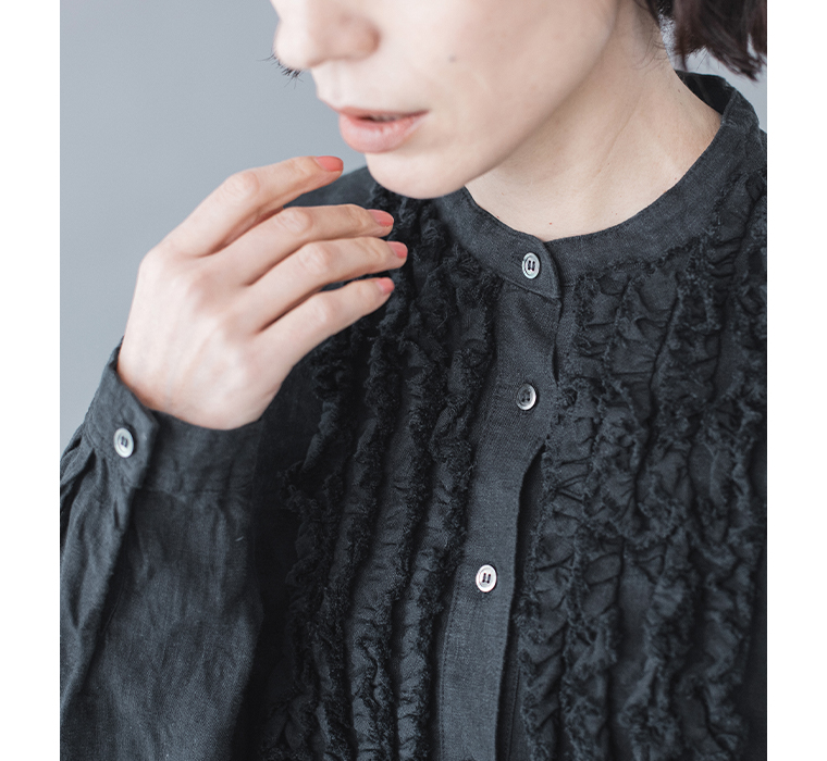 フレンチリネンフリルワンピース(ブラック)着用の首元アップ