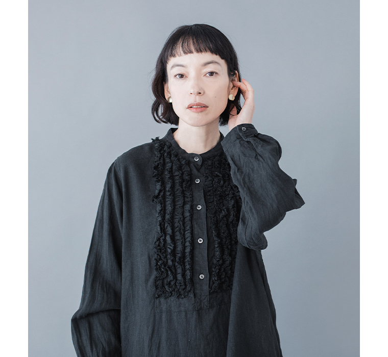 フレンチリネンフリルワンピース(ブラック)着用の上半身寄り前カット