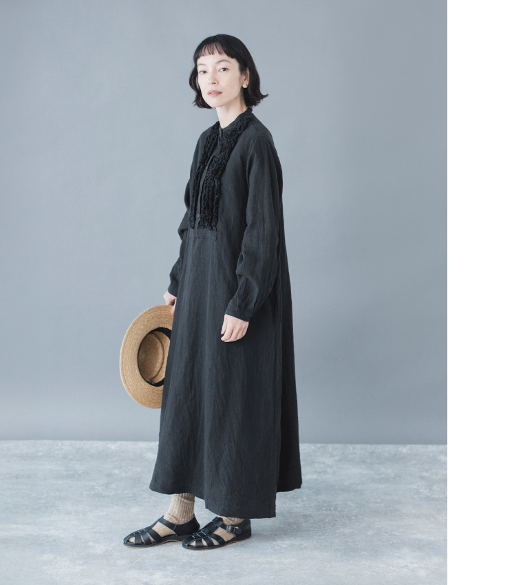 フレンチリネンフリルワンピース(ブラック)着用の全身斜め横カット
