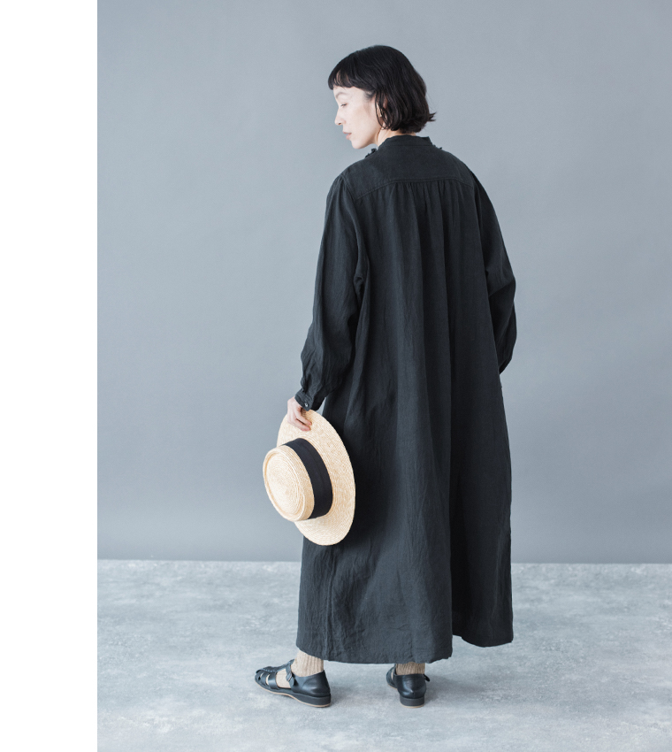 フレンチリネンフリルワンピース(ブラック)着用の全身バックシルエット