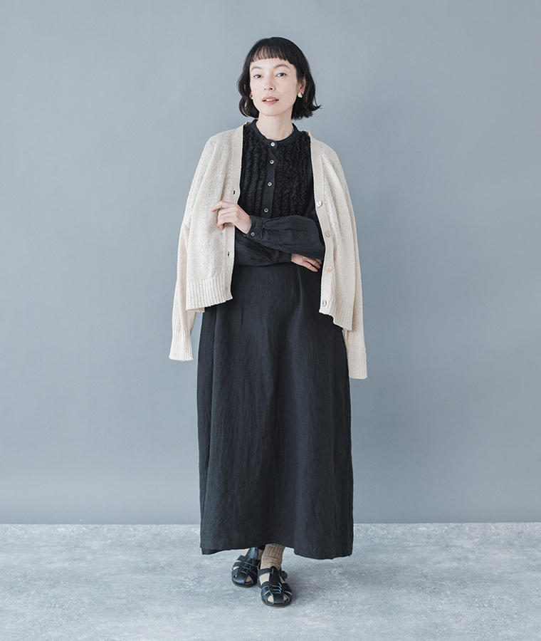 フレンチリネンフリルワンピース(ブラック)着用しカーディガンを羽織った全身コーディネート