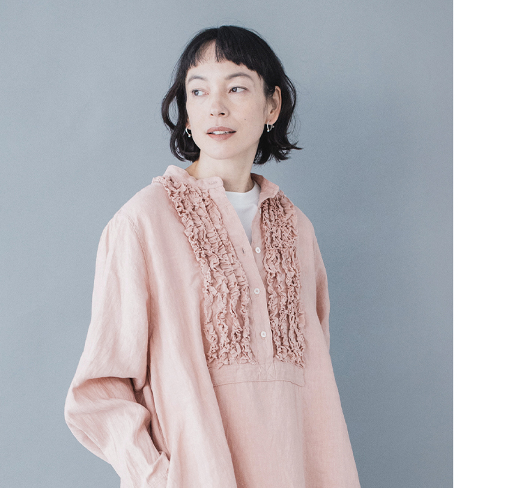 フレンチリネンフリルワンピース(ピンク)着用の上半身寄り前カット