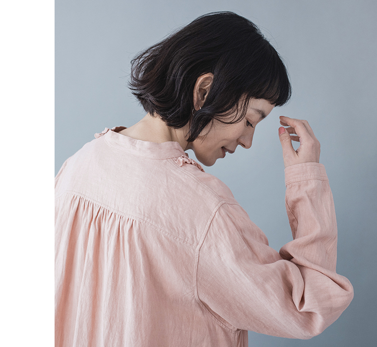 フレンチリネンフリルワンピース(ピンク)着用の上半身寄り斜め後ろカット