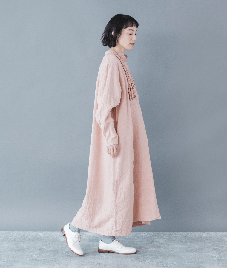 フレンチリネンフリルワンピース(ピンク)着用の全身横のコーディネート