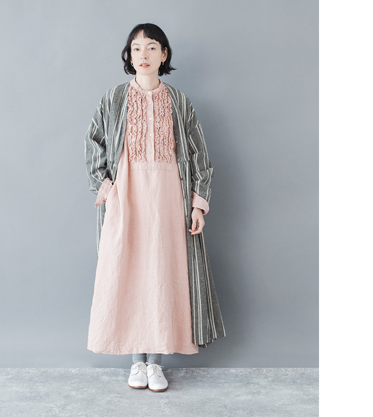 フレンチリネンフリルワンピース(ピンク)を着用しストライプの羽織りを重ねた全身コーディネート