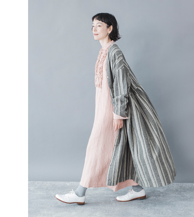 フレンチリネンフリルワンピース(ピンク)を着用しストライプの羽織りを重ねた全身横カット