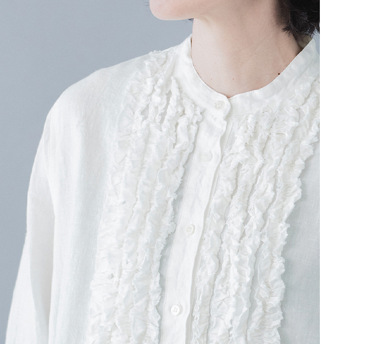 フレンチリネンフリルワンピース(ホワイト)着用の上半身寄り前カット