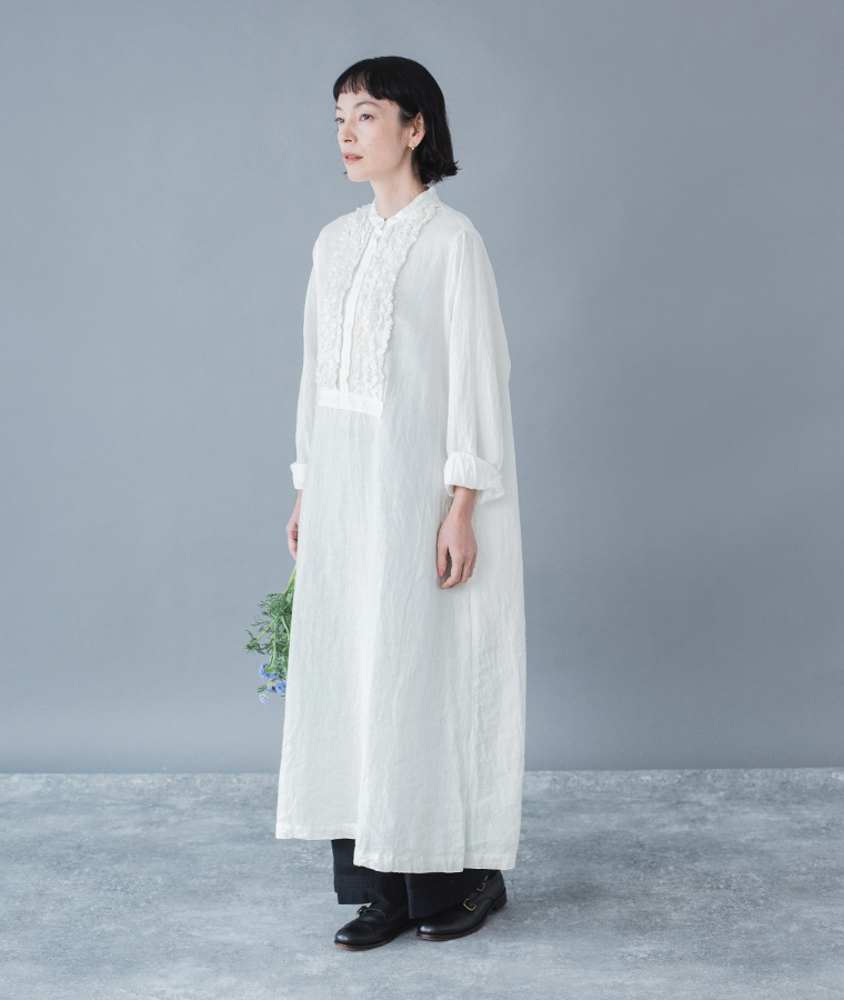 フレンチリネンフリルワンピース(ホワイト)着用の全身斜め横のコーディネート