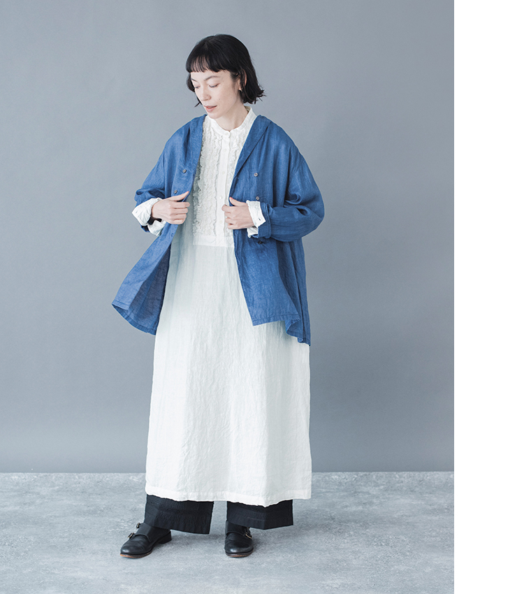 フレンチリネンフリルワンピース(ホワイト)着用し青いジャケットを羽織った全身コーディネート