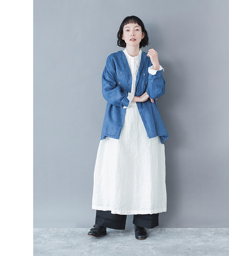 フレンチリネンフリルワンピース(ホワイト)着用し青いジャケットを羽織った全身の正面コーディネート