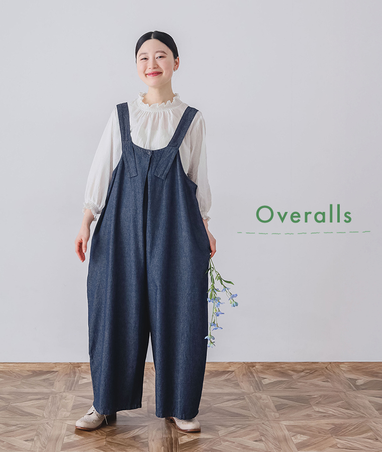 m.nのデニムフロントタックサロペットを着用したモデルの正面全身カット