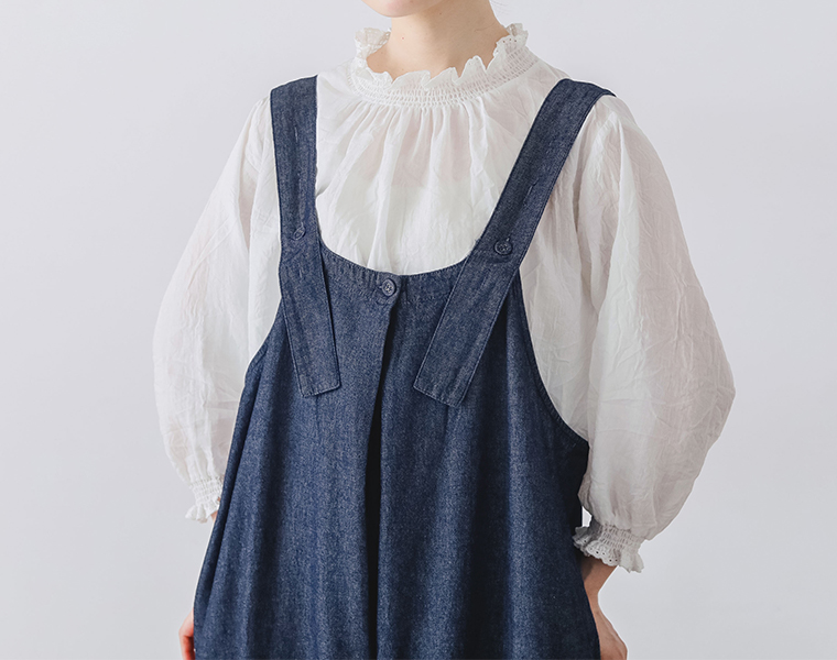デニムフロントタックサロペットを着用したモデルの正面全身カット