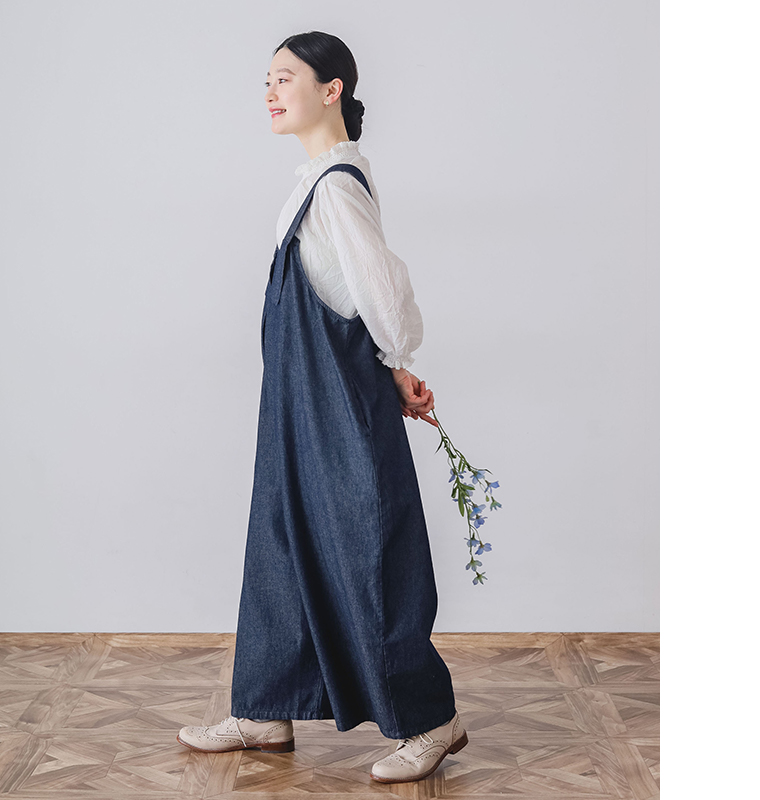 デニムフロントタックサロペットを着用したモデルの横向き全身カット