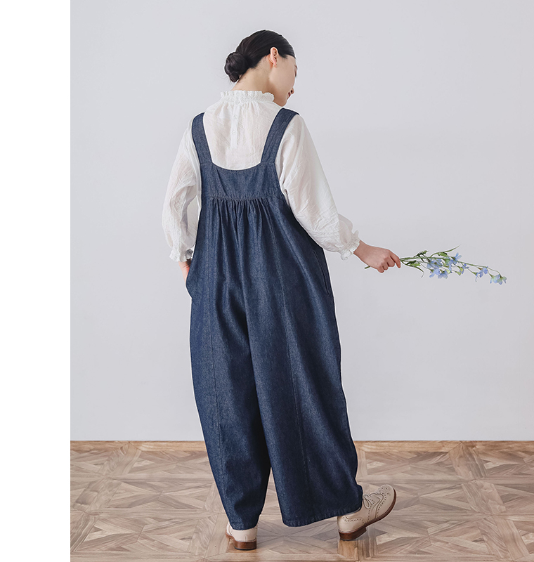 デニムフロントタックサロペットを着用したモデルの後ろ姿全身カット