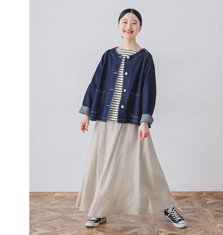 デニムカバーオールを着用したモデルの正面全身カット