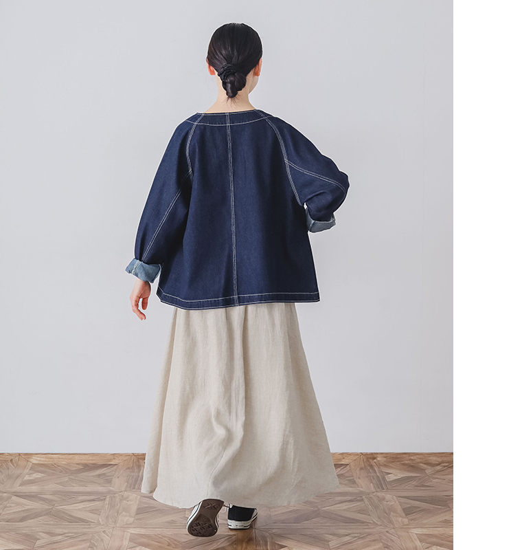 デニムカバーオールを着用したモデルの後ろ姿全身カット