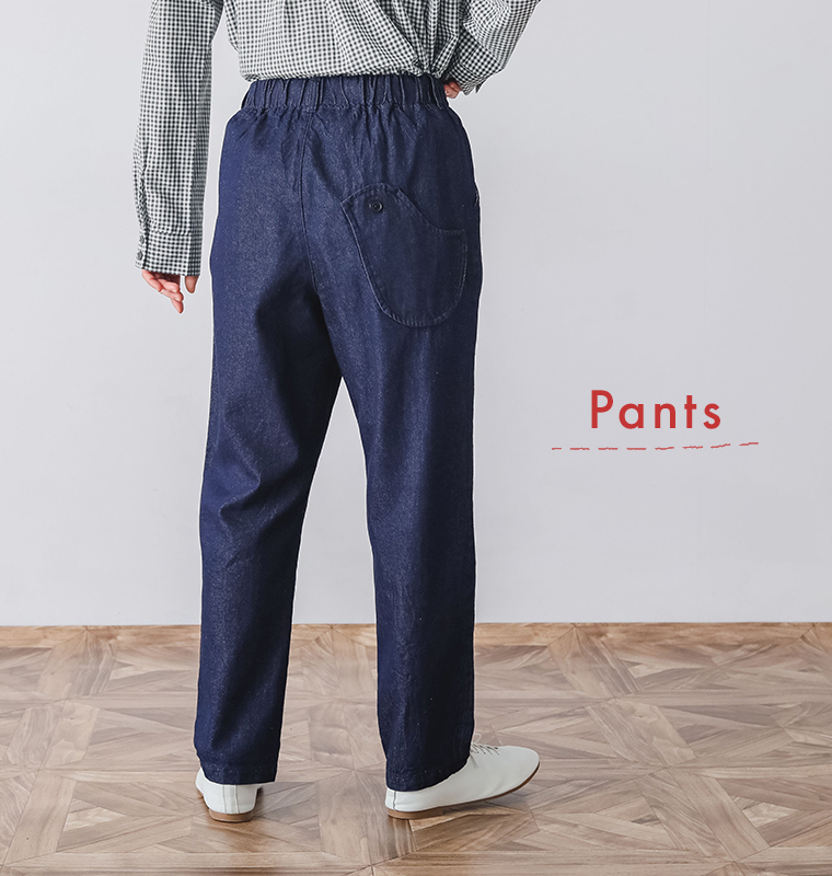 POU DOU DOUのコットンnormesとりポケットパンツを着用したモデルの後ろ姿下半身カット