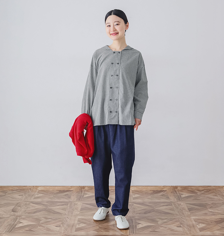 コットンnormesとりポケットパンツを着用したモデルの正面全身カット