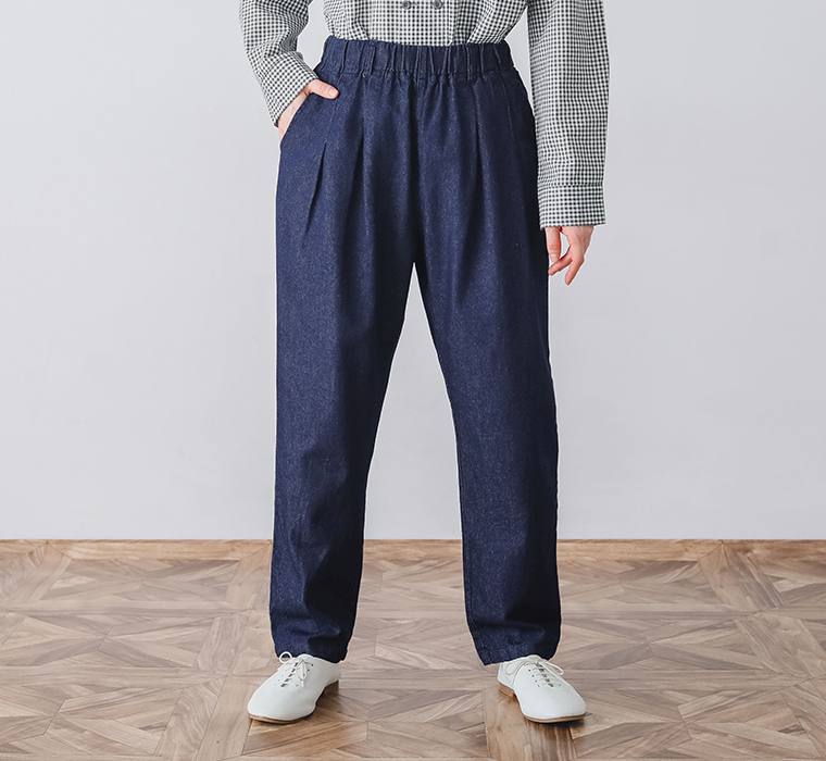 コットンnormesとりポケットパンツを着用したモデルの正面下半身カット