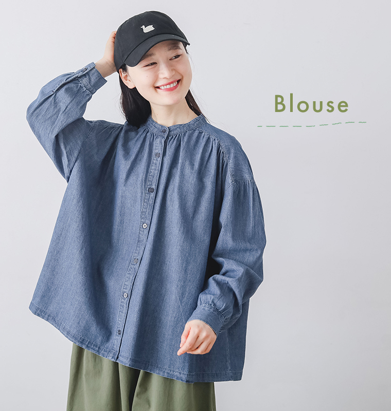 NORTHERN TRUCKのスタンドカラーギャザーブラウスを着用したモデルの上半身正面カット