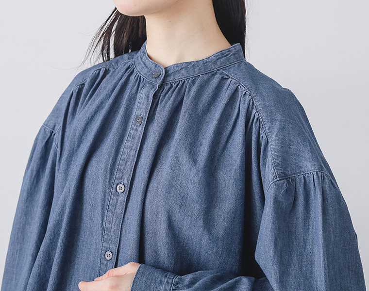 スタンドカラーギャザーブラウスのスタンドカラーとギャザーのディテールカット