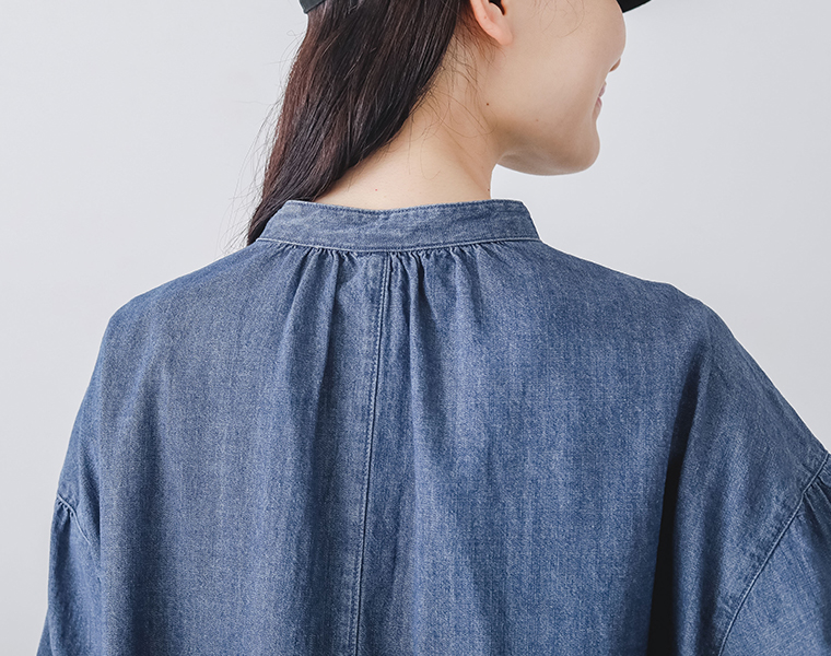 スタンドカラーギャザーブラウスの後ろ襟と背面ギャザーのディテールカット
