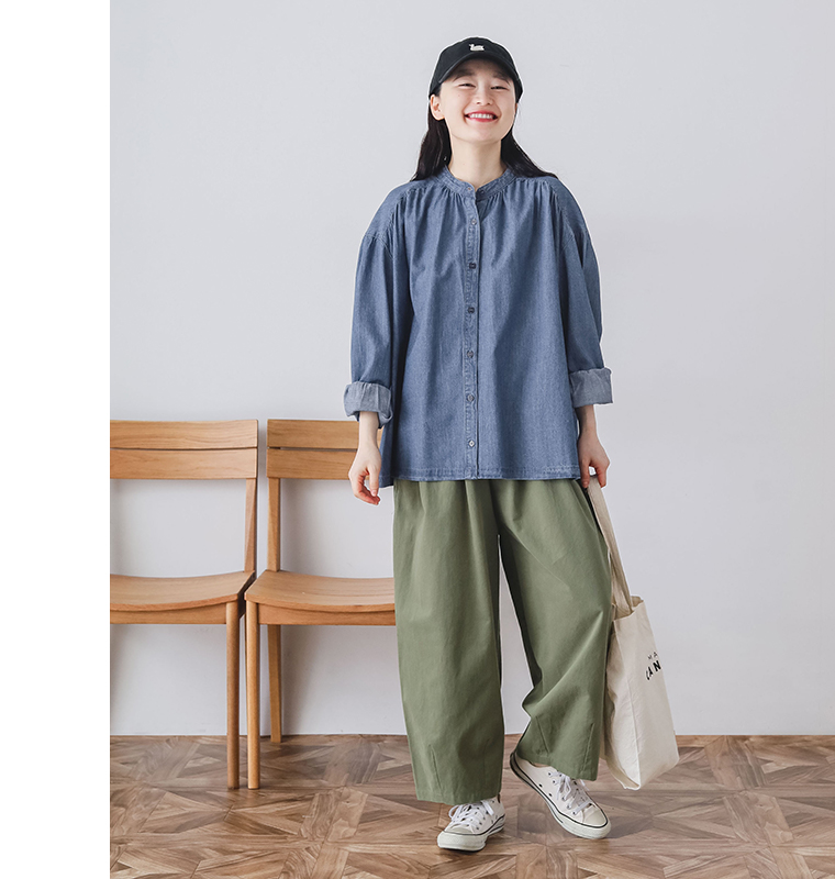 スタンドカラーギャザーブラウスを着用したモデルの全身カット