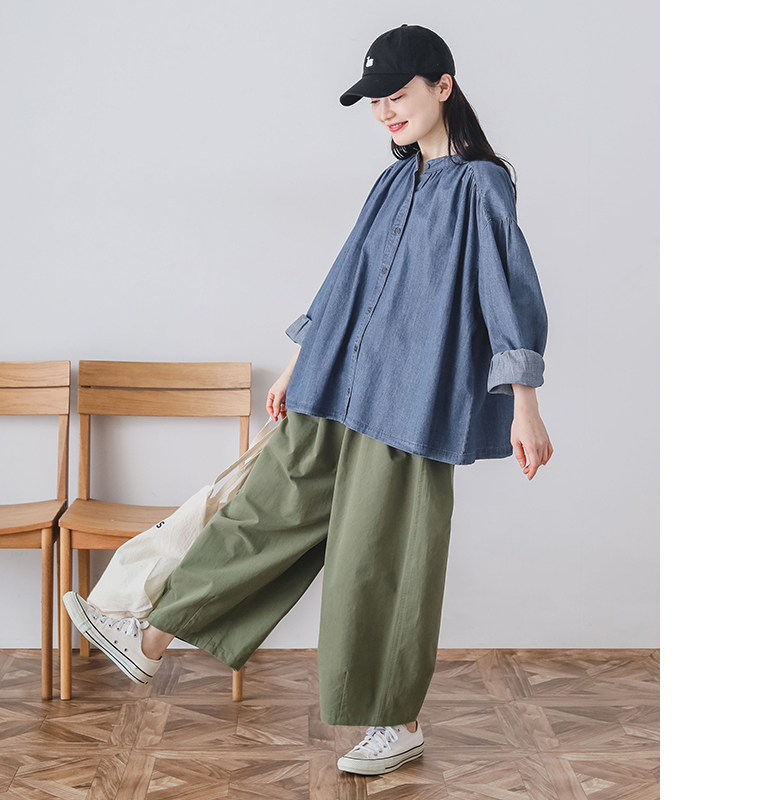 スタンドカラーギャザーブラウスを着用したモデルの正面全身カット