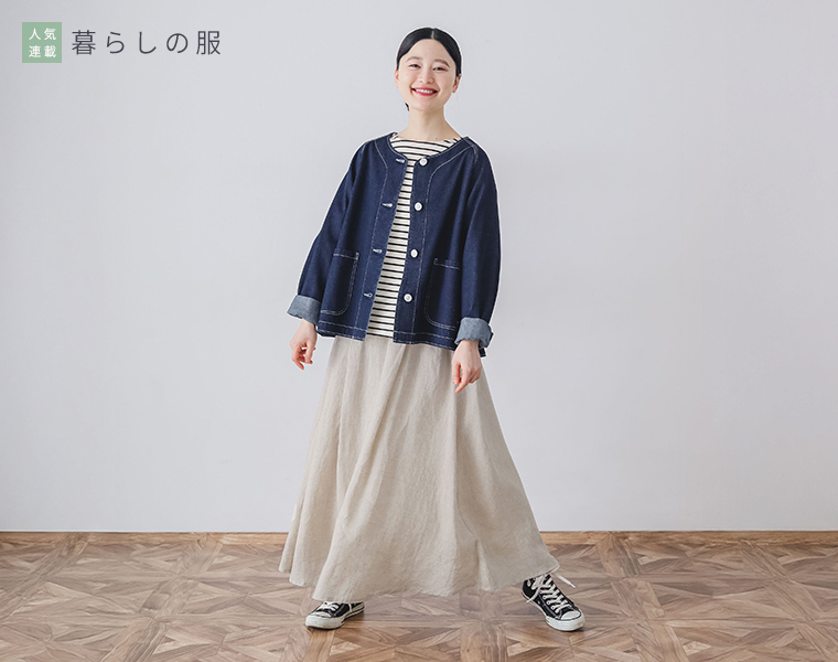 暮らしの服　コットン混ローンビックカラーブラウスを着用したモデルの正面上半身カット