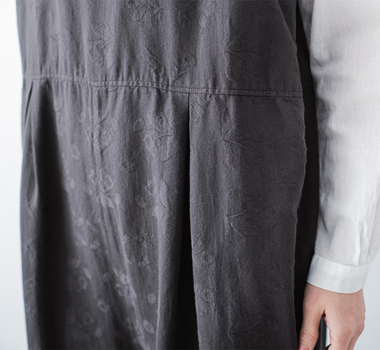 チャコールの2wayオールインワンのフラワージャカード生地を写したウエストまわりのディテールアップ画像