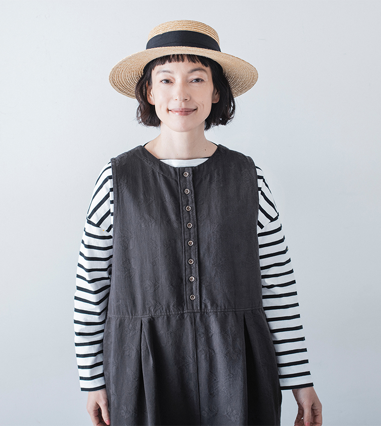 チャコールの2wayオールインワンをボーダーカットソーに重ね、帽子を合わせた上半身コーディネート画像