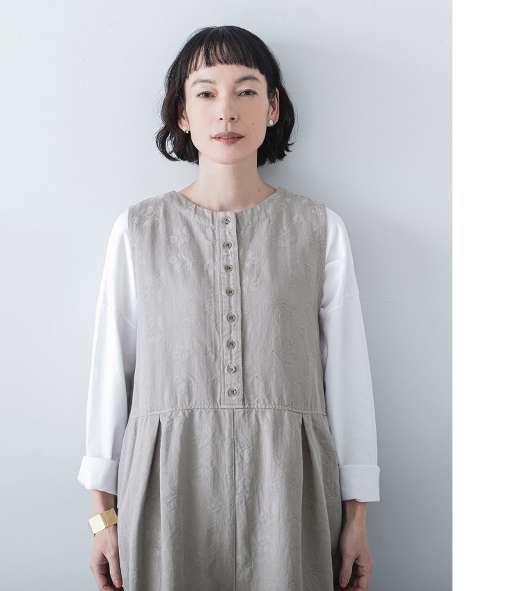 グレーの2wayオールインワンを白のロンTに重ねた上半身のコーディネート画像