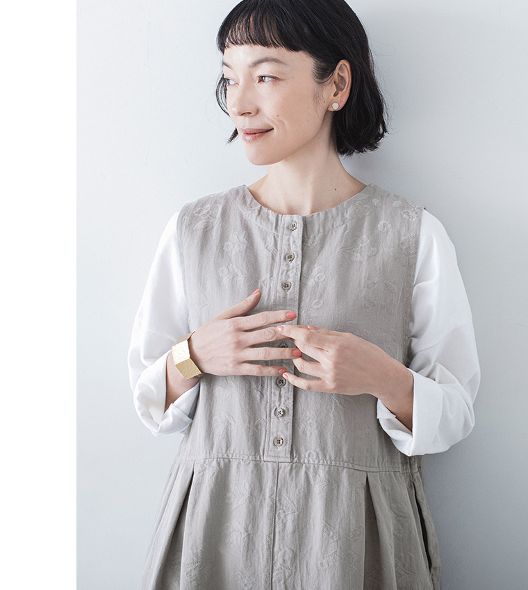 グレーの2wayオールインワンを白のロンTに重ねた上半身のコーディネート画像