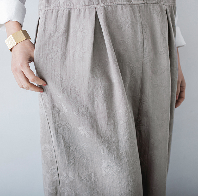 グレーの2wayオールインワンのフラワージャカード生地を写したウエストまわりのディテールアップ画像（白のロンT合わせ）