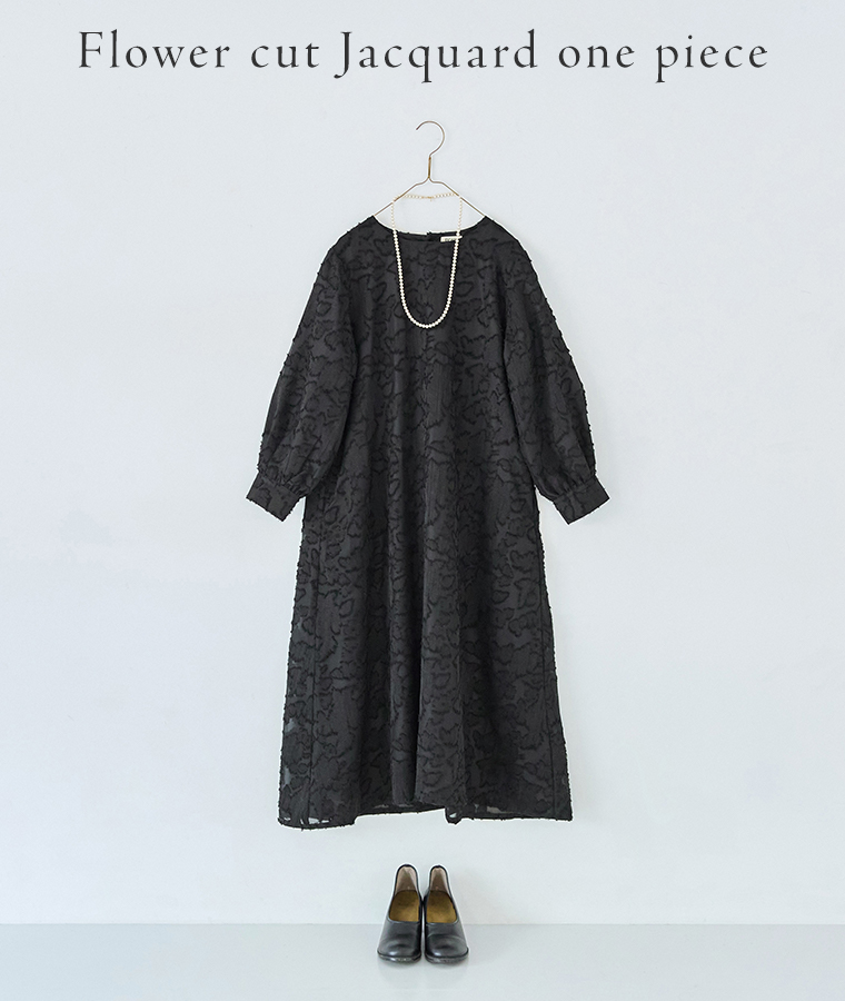 フラワーカットジャカードワンピースをハンガーに掛けて飾った全体カット