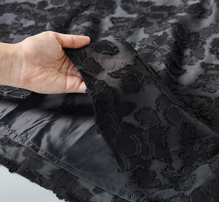 フラワーカットジャカードワンピースの透け感のある花柄ジャカード生地のディテールカット