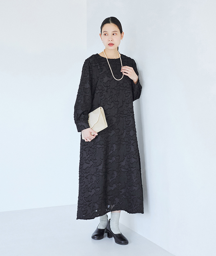 フラワーカットジャカードワンピースを着用した全身カット