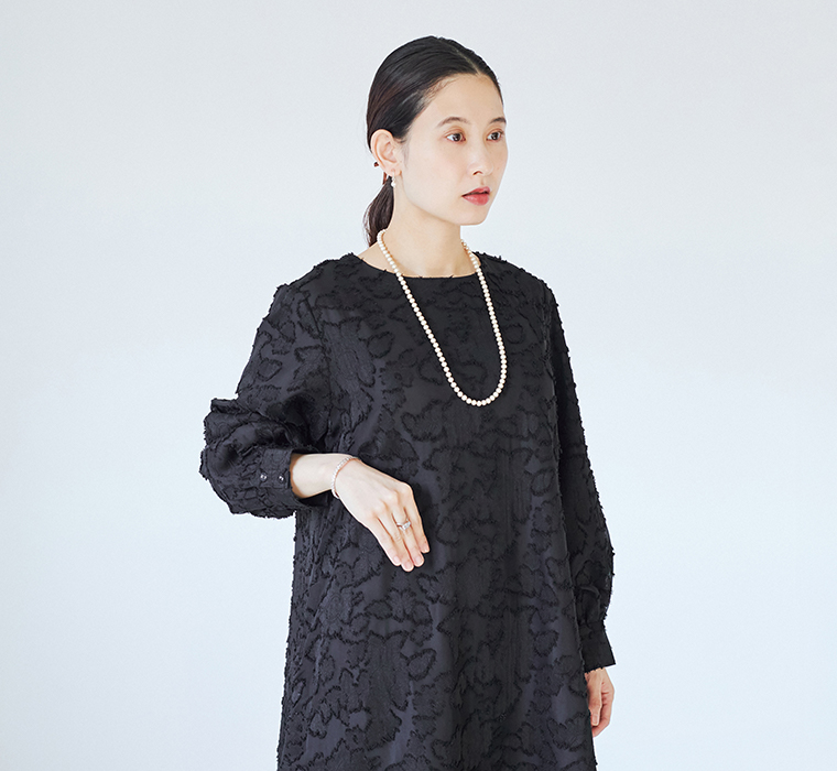 フラワーカットジャカードワンピースの上半身着用カット