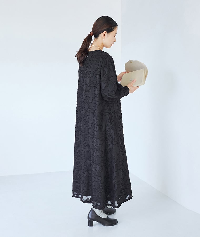 フラワーカットジャカードワンピースを着用した後ろ姿の全身カット