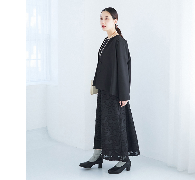 フラワーカットジャカードワンピースにジャケットを合わせた横向きの全身カット