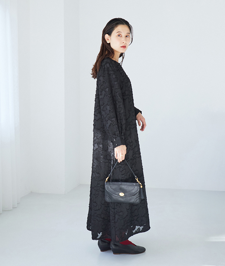 フラワーカットジャカードワンピースを着用して赤いタイツを穿いた横向き全身カット