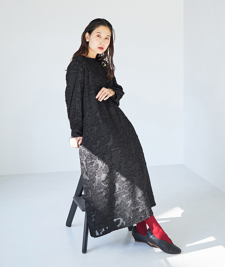 フラワーカットジャカードワンピースを着て椅子に座った着用カット