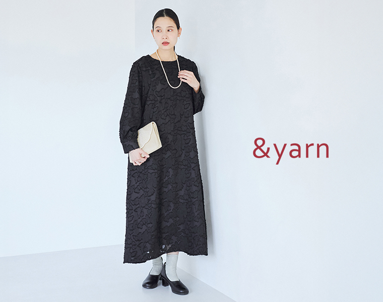 &yarnのフラワーカットジャカードワンピースを着て椅子に座った着用カット