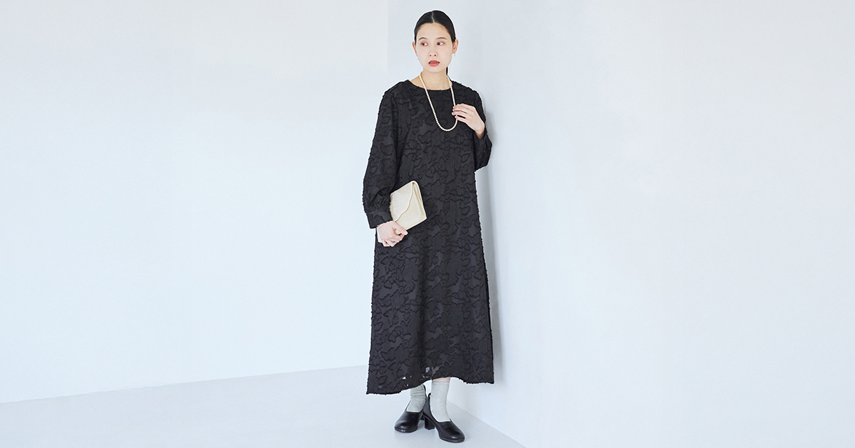 心はずむ日の華やかな一枚【&yarn】フラワーカットジャカードワンピース