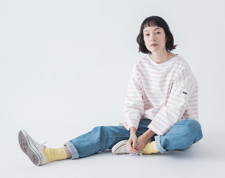 NISHIGUCHI KUTSUSHITA シルクコットン天竺ソックス（カラフルフラッグス）のカラー切り替えがわかる着用イメージ