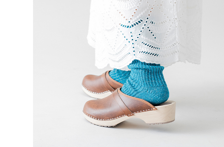 NISHIGUCHI KUTSUSHITA ヘンプコットンリブソックス（シーガルズブルー）をサンダルに合わせた足元コーディネート